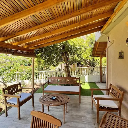 빌라 Beachside Garden With Spacious Private Garden In Çeşme