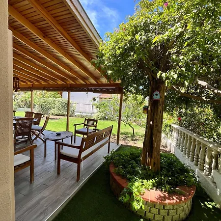Beachside Garden With Spacious Private Garden In Çeşme