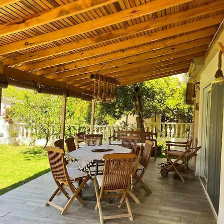 Βίλα Beachside Garden With Spacious Private Garden In