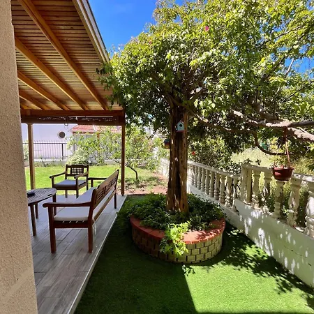 Βίλα Beachside Garden With Spacious Private Garden In Çeşme