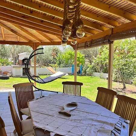 Beachside Garden With Spacious Private Garden In Çeşme