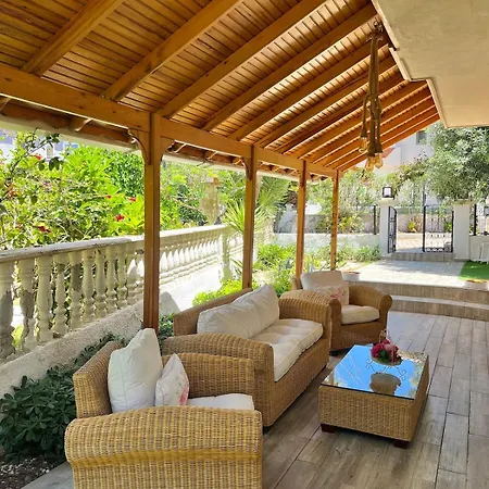 Βίλα Beachside Garden With Spacious Private Garden In Çeşme