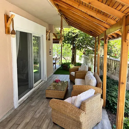 Beachside Garden With Spacious Private Garden In
