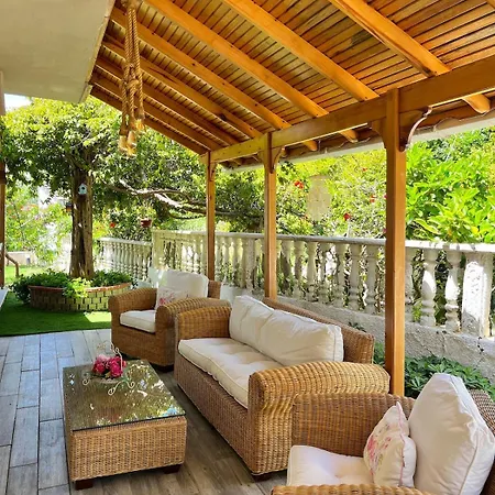 Βίλα Beachside Garden With Spacious Private Garden In *