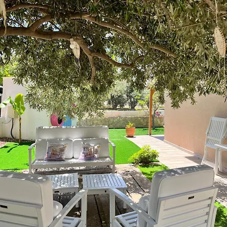 Beachside Garden With Spacious Private Garden In