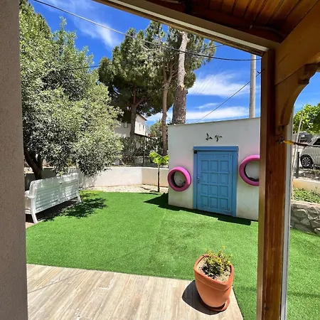 Beachside Garden With Spacious Private Garden In Çeşme