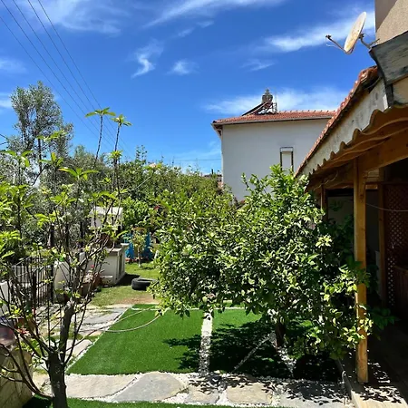 Beachside Garden With Spacious Private Garden In Çeşme