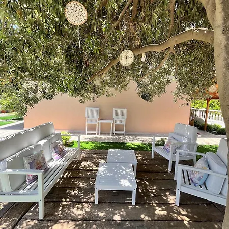 Βίλα Beachside Garden With Spacious Private Garden In Çeşme