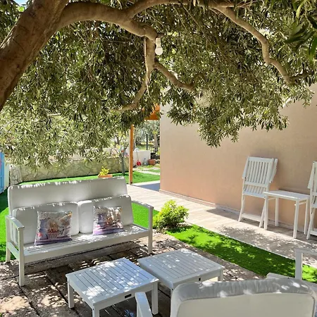 Beachside Garden With Spacious Private Garden In