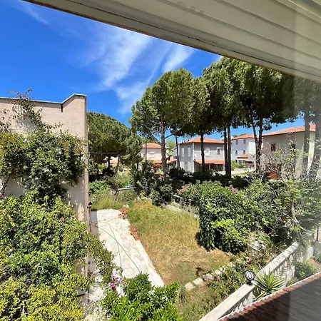 Beachside Garden With Spacious Private Garden In