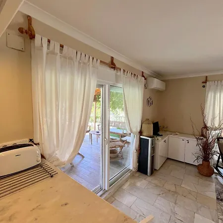 Beachside Garden With Spacious Private Garden In Çeşme