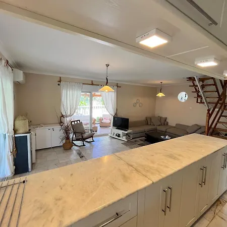 Βίλα Beachside Garden With Spacious Private Garden In