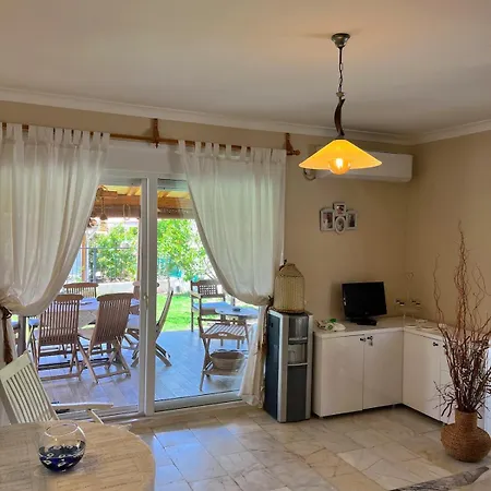 Βίλα Beachside Garden With Spacious Private Garden In