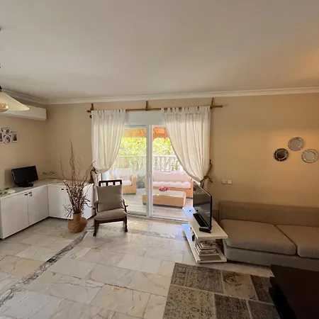Beachside Garden With Spacious Private Garden In Çeşme